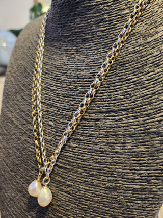 Gold chain with pearls on a mannequin