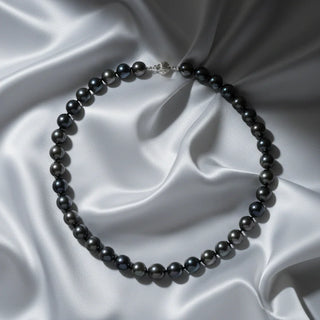 Gey Tahitian necklace on a white satin background