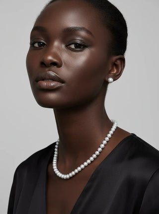 18inches grey freshwater pearl necklace on a black model 
